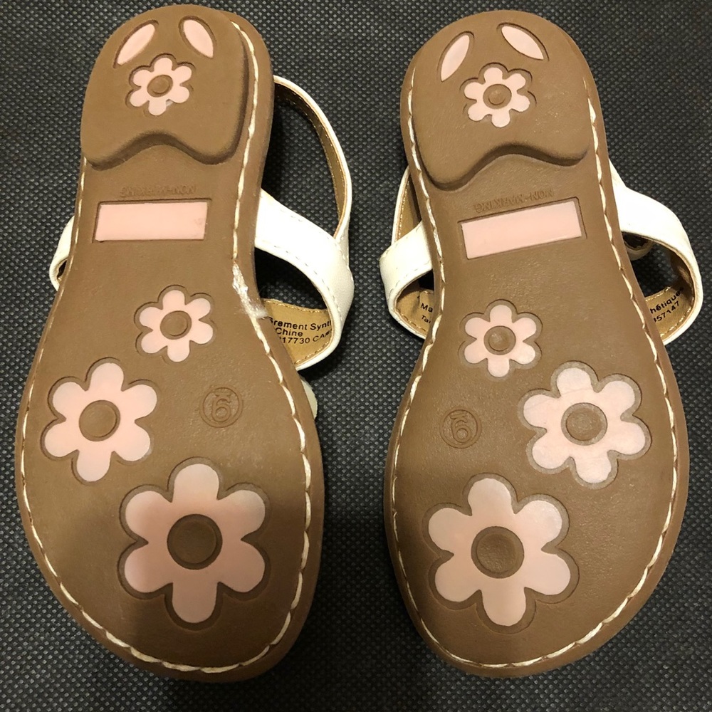 Girl white sandals Brand New very Good condition.